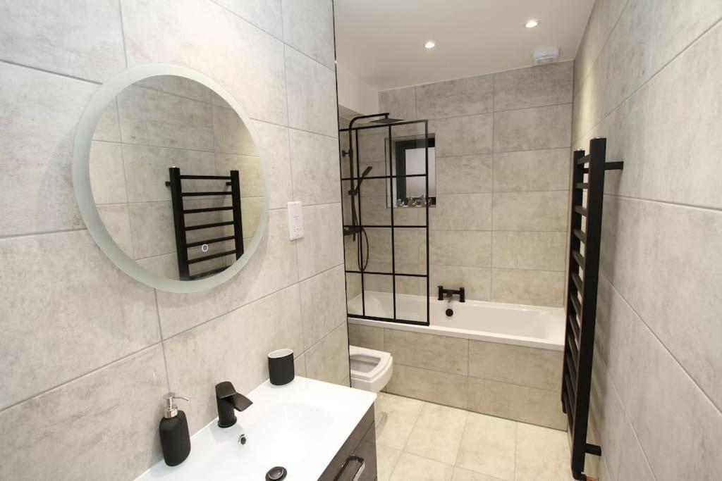 Lovely One Bed Apartment-Near All Transport-Village-Freeparking London Exteriör bild