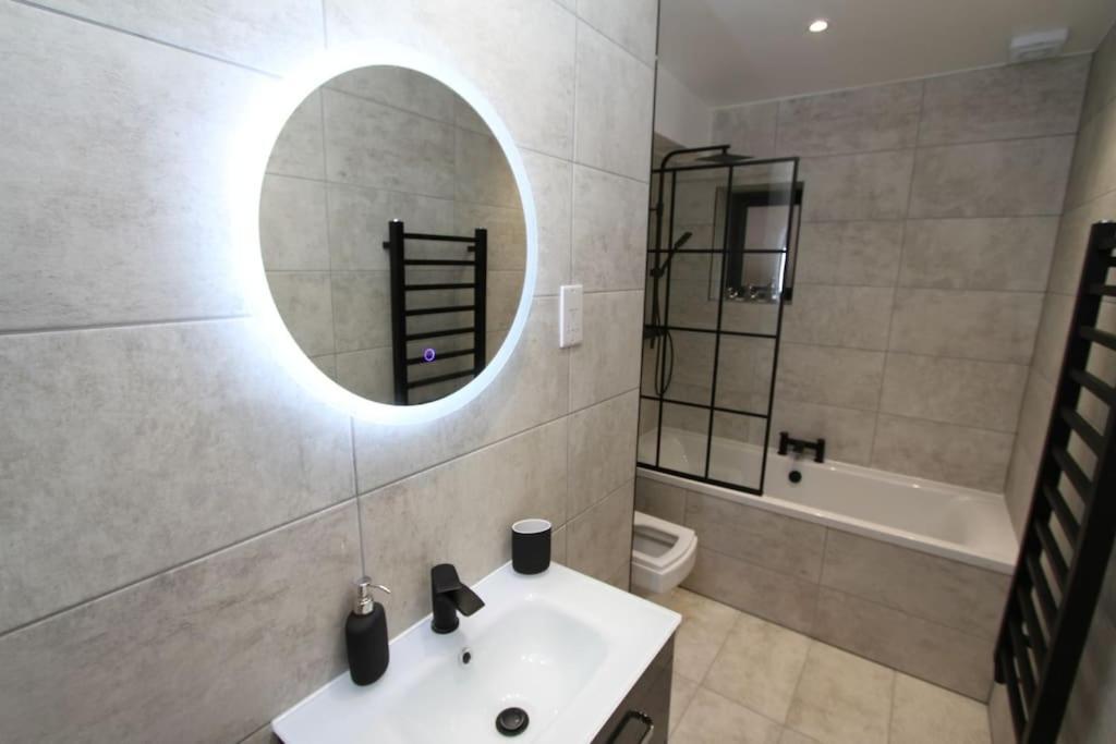 Lovely One Bed Apartment-Near All Transport-Village-Freeparking London Exteriör bild