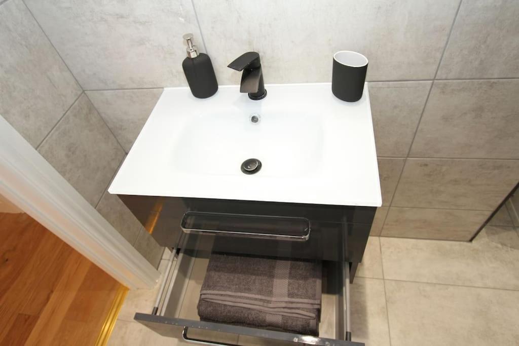 Lovely One Bed Apartment-Near All Transport-Village-Freeparking London Exteriör bild