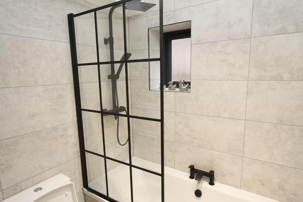 Lovely One Bed Apartment-Near All Transport-Village-Freeparking London Exteriör bild